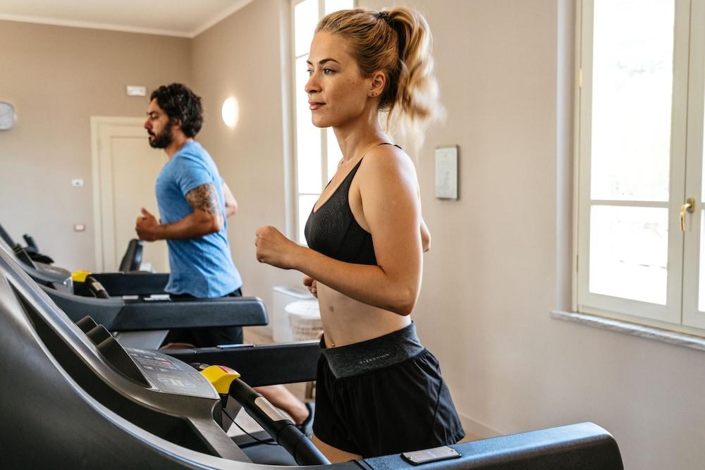 圣朱利亚诺-泰尔梅 巴尼 － 迪比萨宫及水疗中心酒店 外观 照片 A treadmill in use