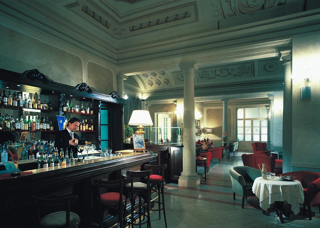 圣朱利亚诺-泰尔梅 巴尼 － 迪比萨宫及水疗中心酒店 外观 照片 The bar at the Hotel Excelsior