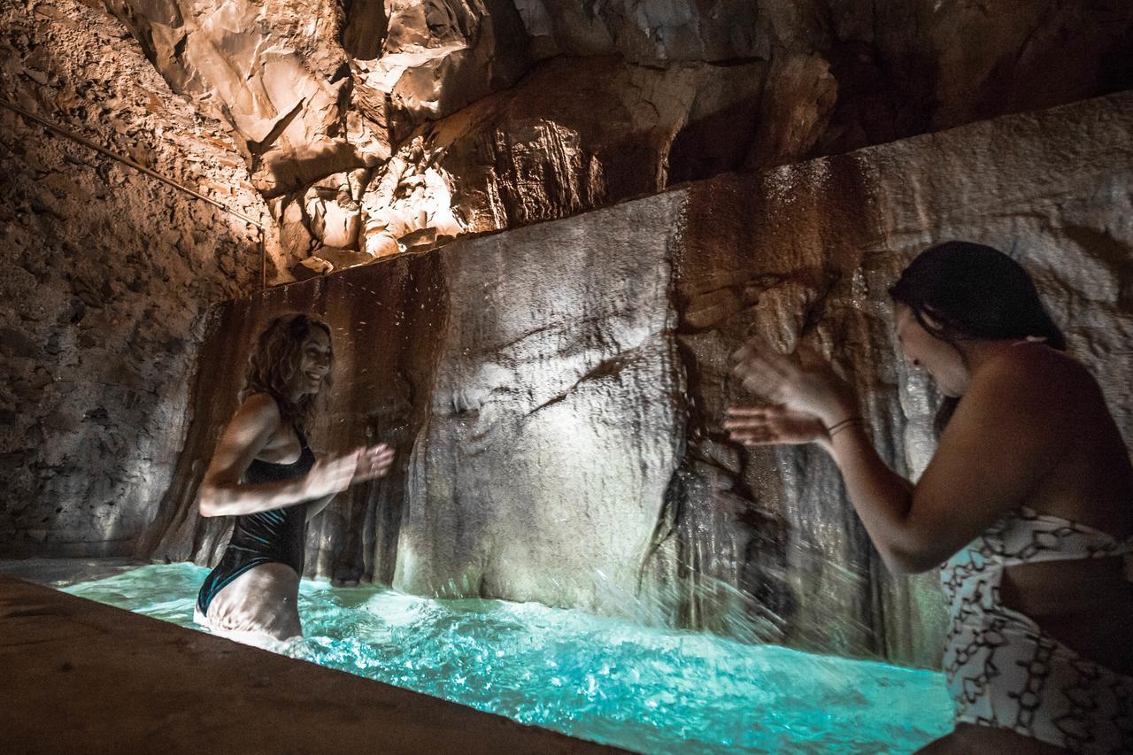 圣朱利亚诺-泰尔梅 巴尼 － 迪比萨宫及水疗中心酒店 外观 照片 Visitors at the Grotta Bianca