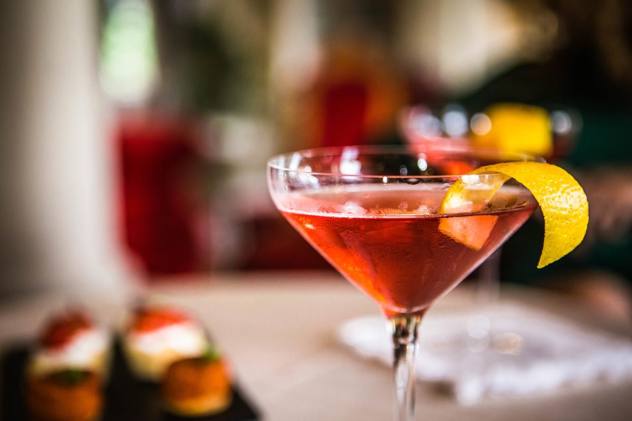 圣朱利亚诺-泰尔梅 巴尼 － 迪比萨宫及水疗中心酒店 外观 照片 A cosmopolitan garnished with a lemon twist